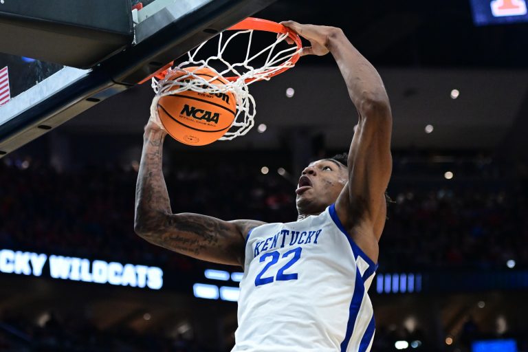 Kentucky Wildcats center Amari Williams (22) dunks against the Illinois Fighting Illini during the second half in the second round of the NCAA Tournament