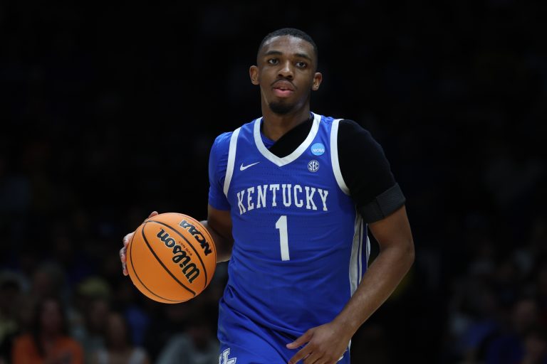 Kentucky Wildcats guard Lamont Butler (1) dribbles the ball against the Tennessee Volunteers in the first half during a Midwest Regional semifinal of the 2025 NCAA tournament at Lucas Oil Stadium.