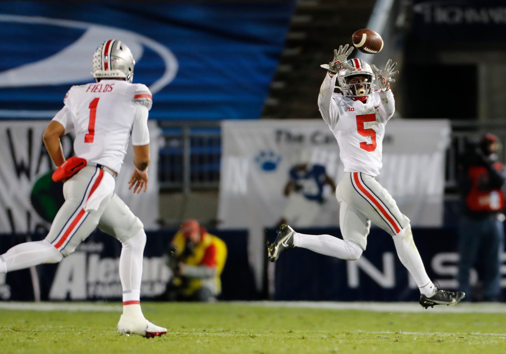 Ohio State Buckeyes quarterback Justin Fields (1) throws a pass to wide receiver Garrett Wilson