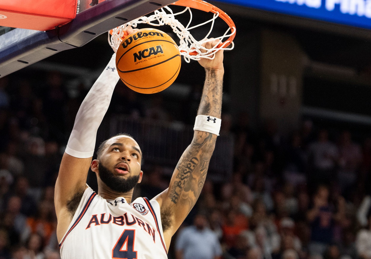 Auburn Tigers forward Johni Broome (4) dunks the ball as Auburn Tigers take on Alabama Crimson Tide