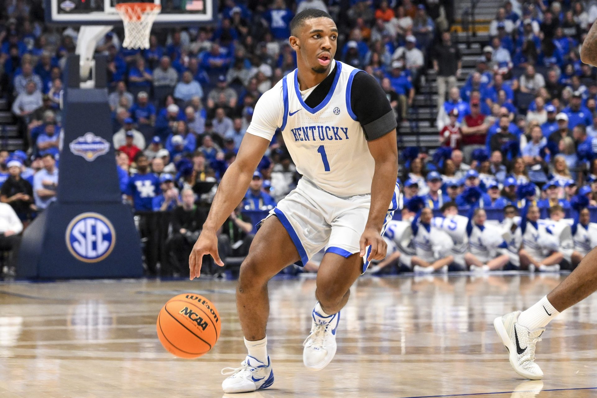 Kentucky Wildcats guard Lamont Butler (1) dribbles the ball against the Oklahoma Sooners during the first half at Bridgestone Arena.