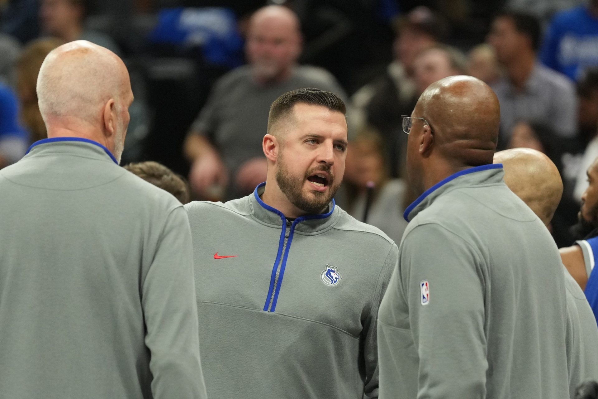 Sacramento Kings assistant coach Luke Loucks (center) talks to head coach Mike Brown (right) during the second quarter against the New Orleans Pelicans at Golden 1 Center.