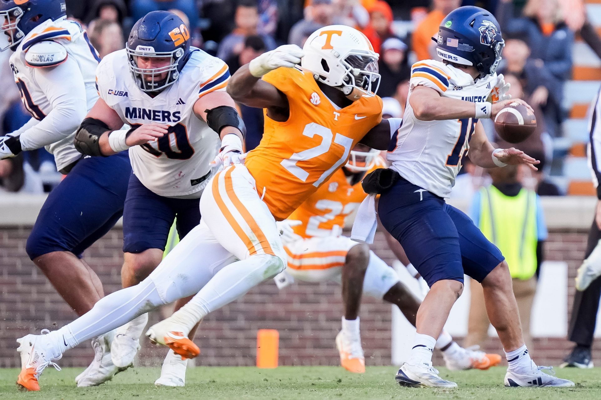 Tennessee defensive lineman James Pearce Jr. sacks UTEP quarterback JP Pickles during a college football game between Tennessee and UTEP