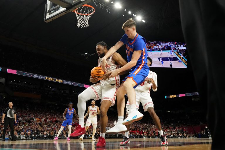 Florida Gators forward Alex Condon (21) battles for the ball against Houston Cougars forward J'Wan Roberts (13) during the second half of the national championship game of the Final Four of the 2025 NCAA Tournament at the Alamodome.