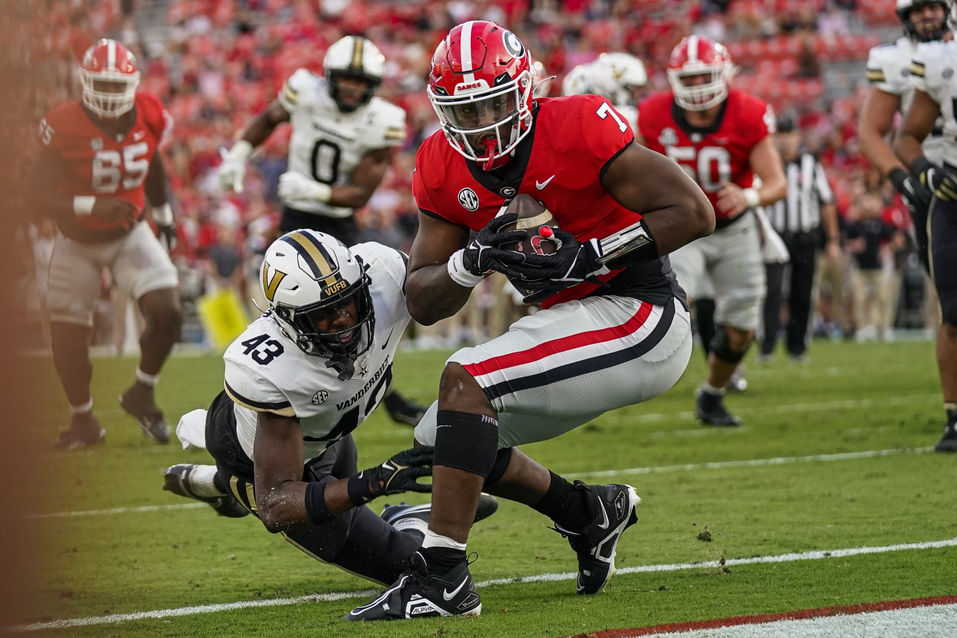 Georgia Bulldogs tight end Arik Gilbert (7) catches a touchdown pass behind Vanderbilt Commodores linebacker De'Rickey Wright (43) during the second half at Sanford Stadium.