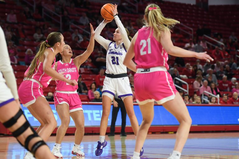 St. Thomas guard Amber Scalia (21) shoots the ball during the third quarter