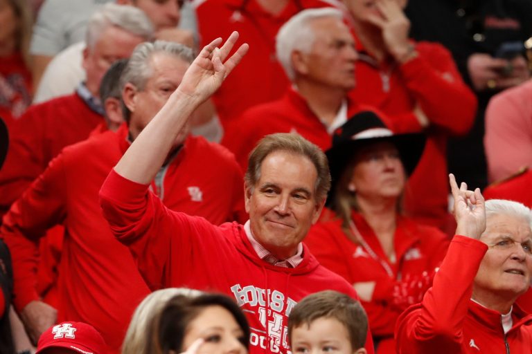 How did Jim Nantz meet Courtney Richards? Go inside the sportscaster’s sweet love story and family life as he prepares for the Master's while at the Final Four.