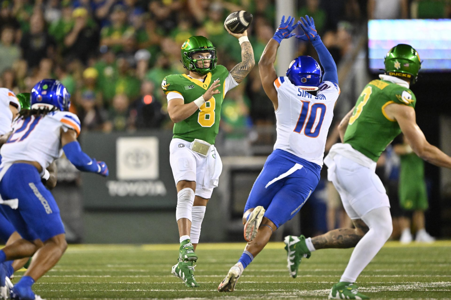 Oregon Ducks quarterback Dillon Gabriel (8) passes the ball during the second half against Boise State Broncos linebacker Andrew Simpson (10) at Autzen Stadium.