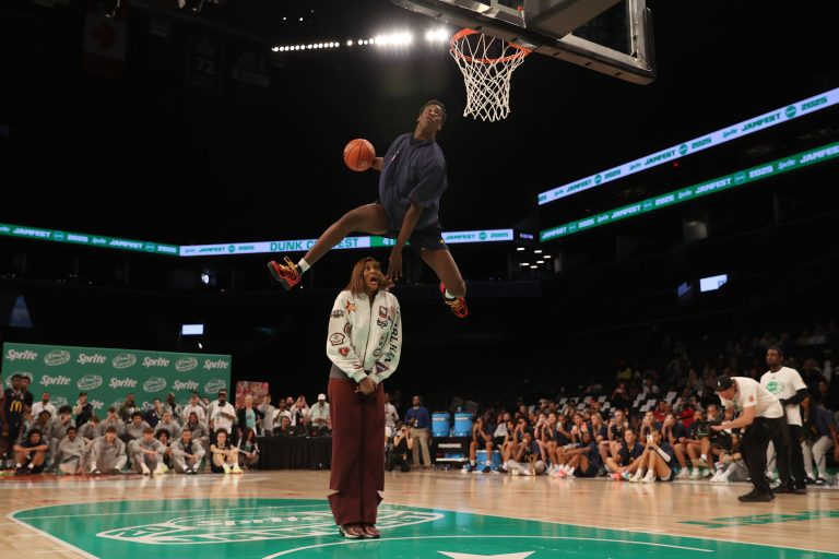 AJ Dybantsa, the top-rated member of the 2025 recruit class recently shut down a heckling critic who was sitting courtside in awe of his reported $7M NIL deal.