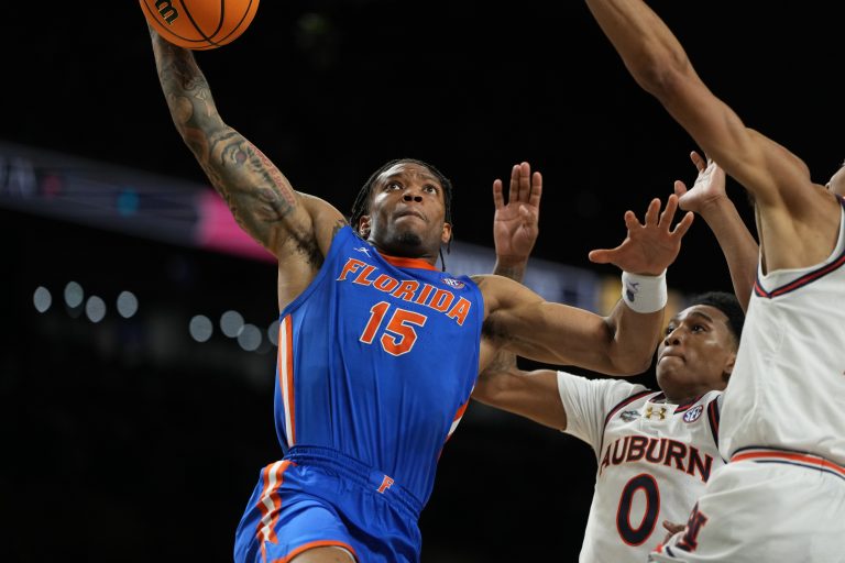 Florida Gators guard Alijah Martin (15) dunks the ball against Auburn Tigers guard Tahaad Pettiford (0) and guard Chad Baker-Mazara (10) during the second half in the semifinals of the men's Final Four of the 2025 NCAA Tournament at the Alamodome.