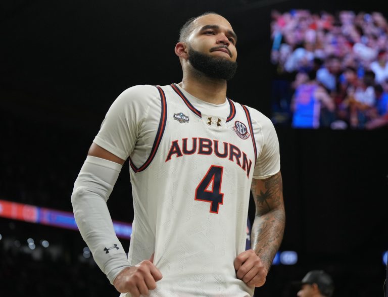 Johni Broome’s journey from Morehead State to Auburn, highlighted by a heartfelt embrace with Charles Barkley, has left a lasting impact on the Tigers’ program.