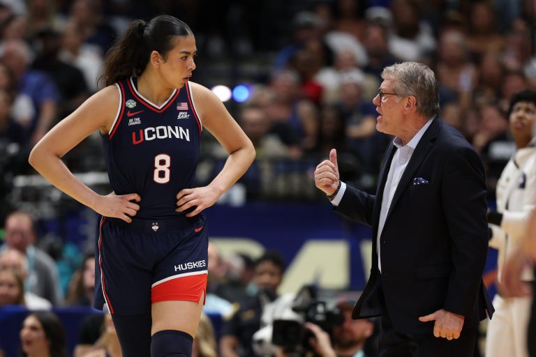 Connecticut Huskies head coach Geno Auriemma speaks to center Jana El Alfy (8) during the first half of the national championship of the women's 2025 NCAA tournament against the South Carolina Gamecocks at Amalie Arena.