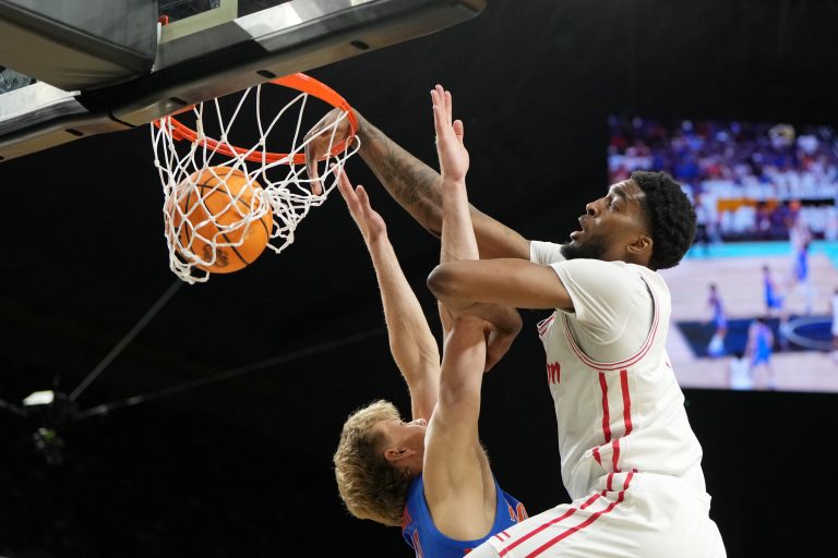 Ja’Vier Francis shakes up the NCAA Finals with a thunderous dunk vs. Florida, shifting momentum in Houston’s title match.