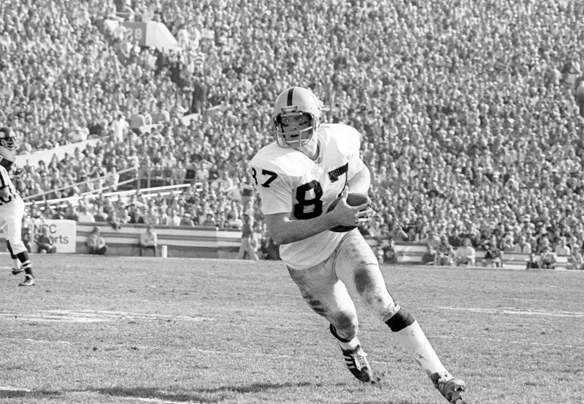 FILE PHOTO; Oakland Raiders tight end Dave Casper (87) in action against the Minnesota Vikings in Super Bowl XI at the Rose Bowl. The Raiders defeated the Vikings 32-14.