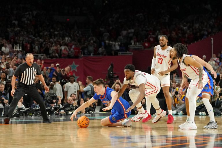 Florida Gators forward Alex Condon (21) dives for the ball against Houston Cougars forward Ja'Vier Francis (5) during the second half of the national championship game of the Final Four of the 2025 NCAA Tournament at the Alamodome.