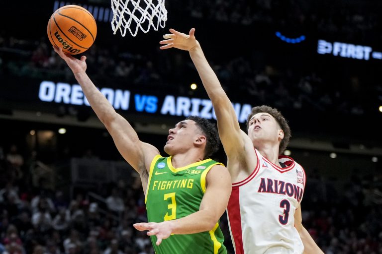 Oregon Ducks guard Jackson Shelstad (3) drives to the basket against Arizona Wildcats guard Anthony Dell'Orso (3) in the second half at Climate Pledge Arena.