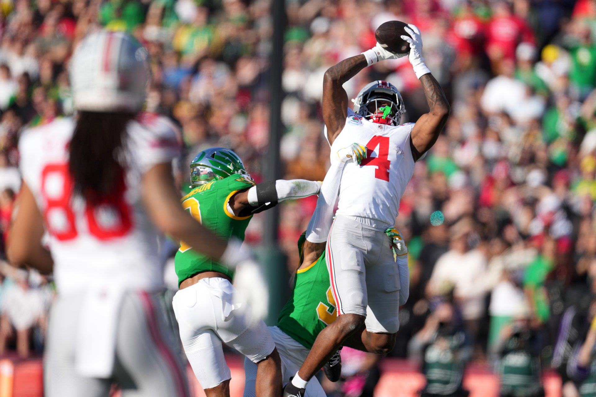 Ohio State Buckeyes wide receiver Jeremiah Smith (4) makes a catch in the first quarter against the Oregon Ducks in the 2025 Rose Bowl college football quarterfinal game at Rose Bowl Stadium.