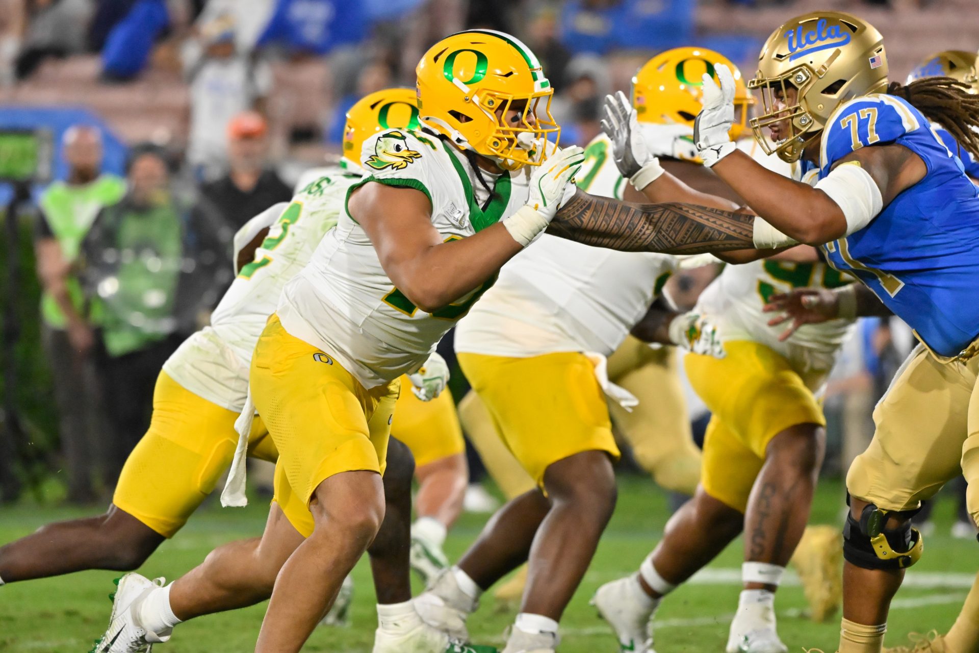 Oregon Ducks defensive end Matayo Uiagalelei (10) and UCLA Bruins offensive lineman Jaylan Jeffers (77) battle at the line of scrimmage during the fourth quarter at Rose Bowl.