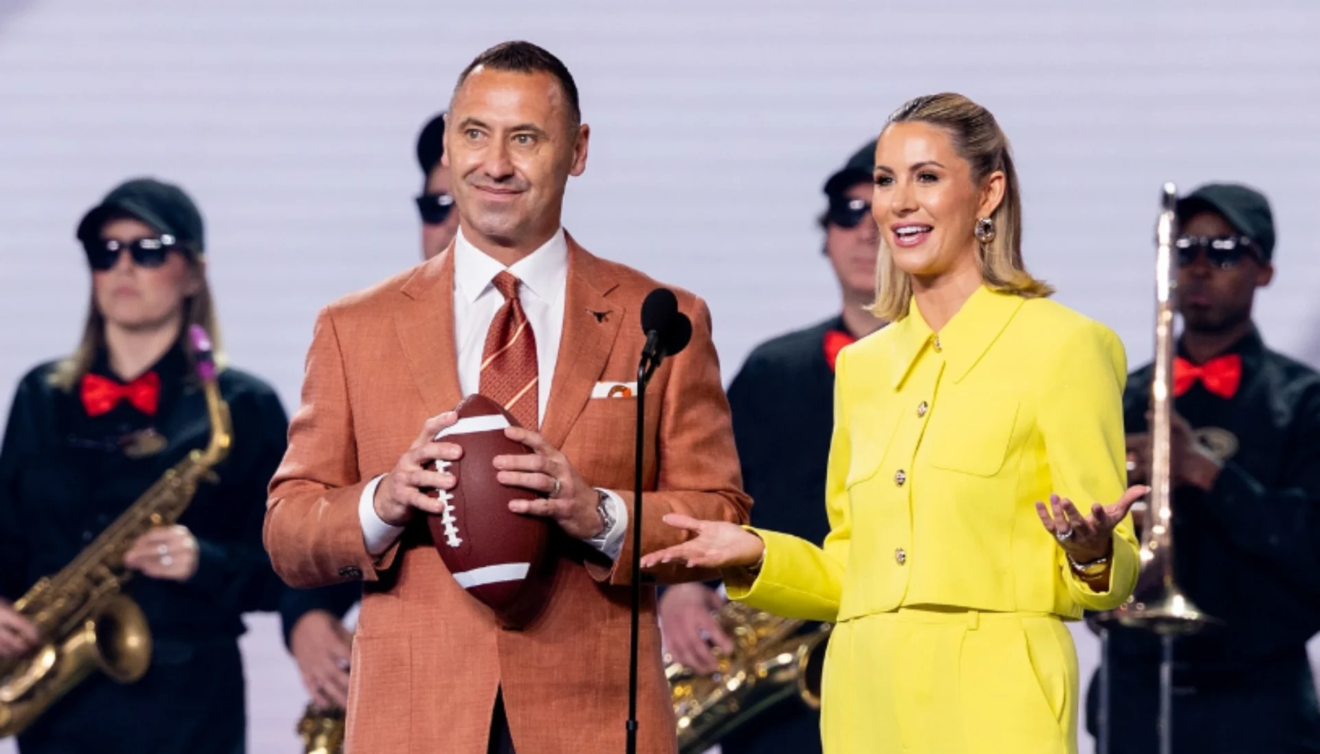 Steve Sarkisian and Laura Rutledge (Screenshot via IG/@texasfootball
)