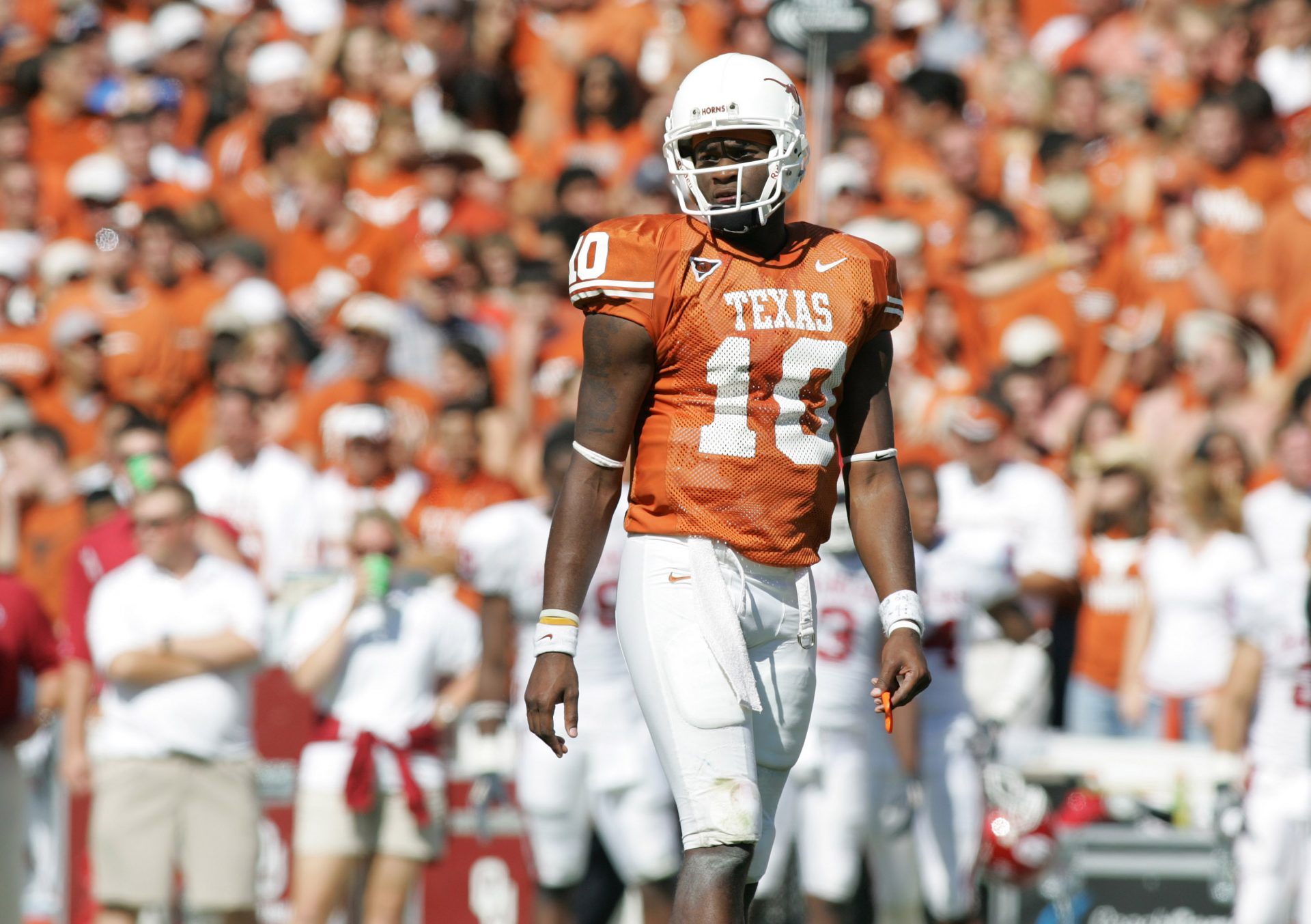 Oct 8,2005; Dallas, TX, USA; Texas Longhorns quarterback Vince Young #10 against the Oklahoma Sooners during the 2nd half during the Red River Shootout at the Cotton Bowl in Dallas Texas.
