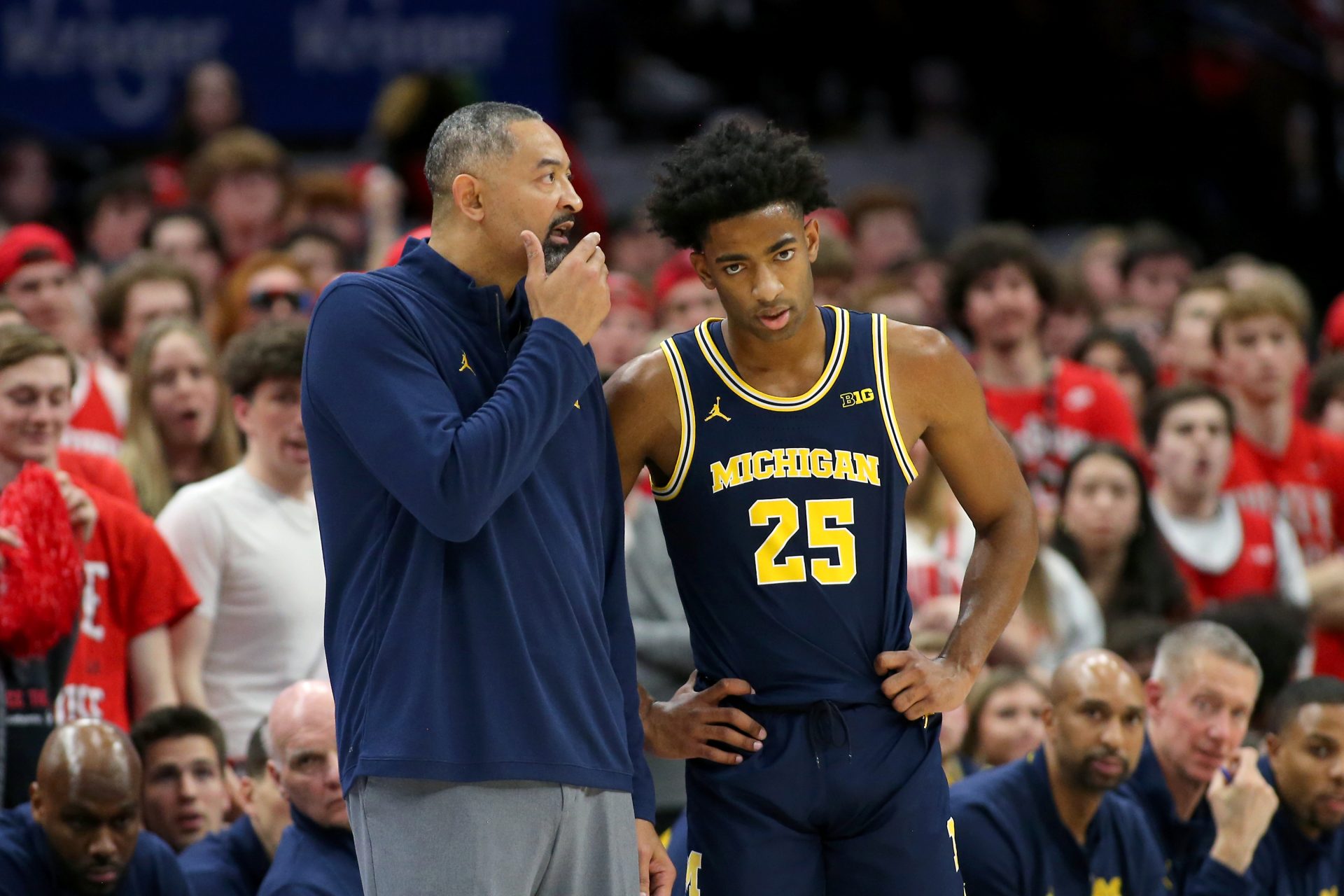 Michigan Wolverines head coach Juwan Howard talks to Michigan Wolverines guard Jace Howard (25) during the second half against the Ohio State Buckeyes at Value City Arena.