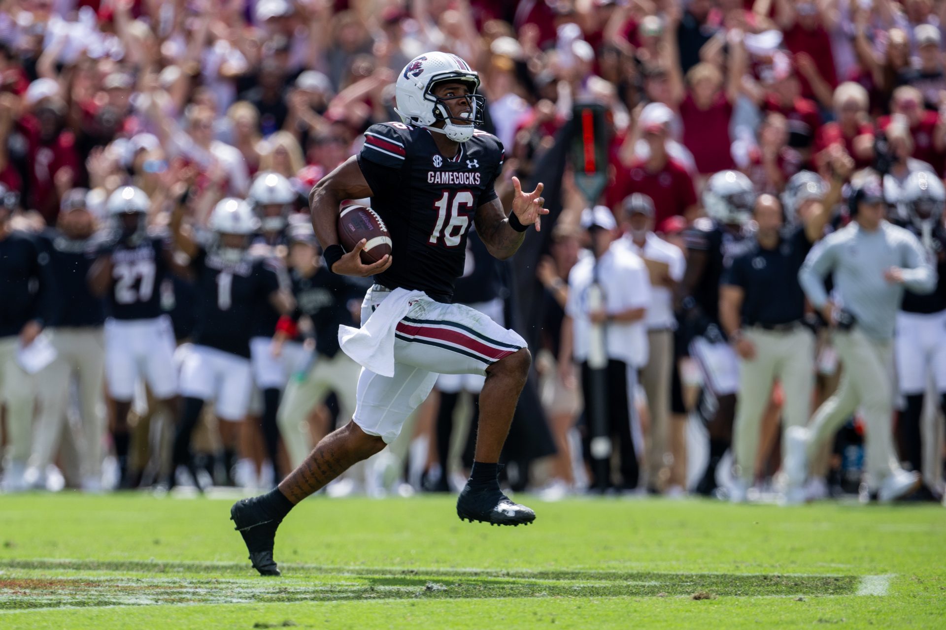 South Carolina Gamecocks quarterback LaNorris Sellers (16) breaks away for a touchdown against the LSU Tigers in the second quarter at Williams-Brice Stadium.