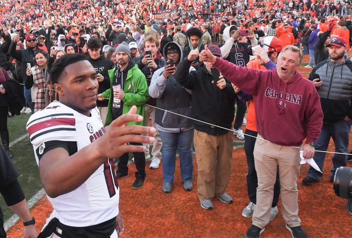 South Carolina quarterback LaNorris Sellers (16) joins in the South Carolina alma mater after the game with Clemson at Memorial Stadium.