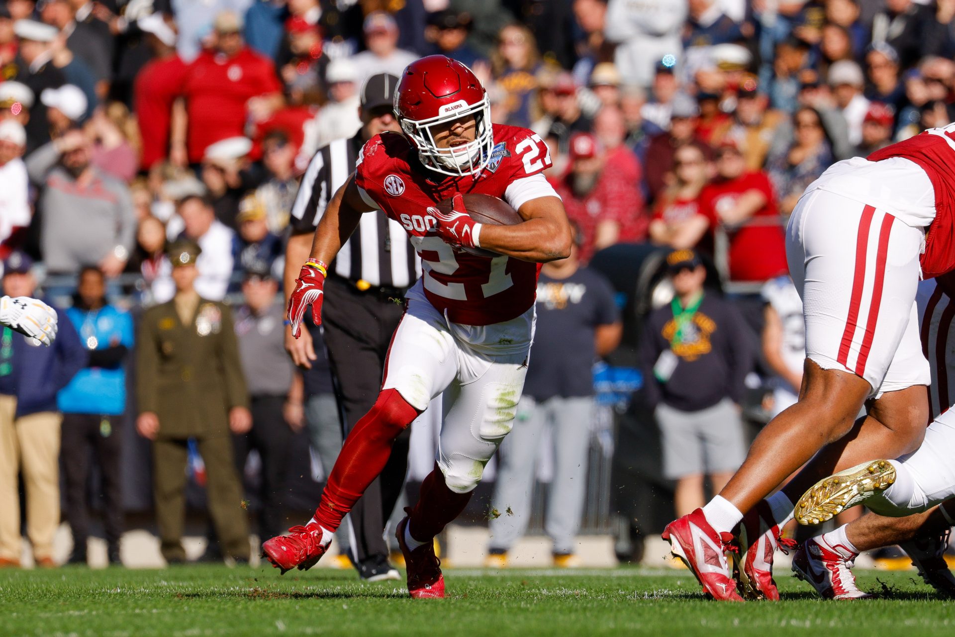 Oklahoma Sooners running back Gavin Sawchuk (27) runs with the ball during the first quarter against the Navy Midshipmen at Amon G. Carter Stadium.