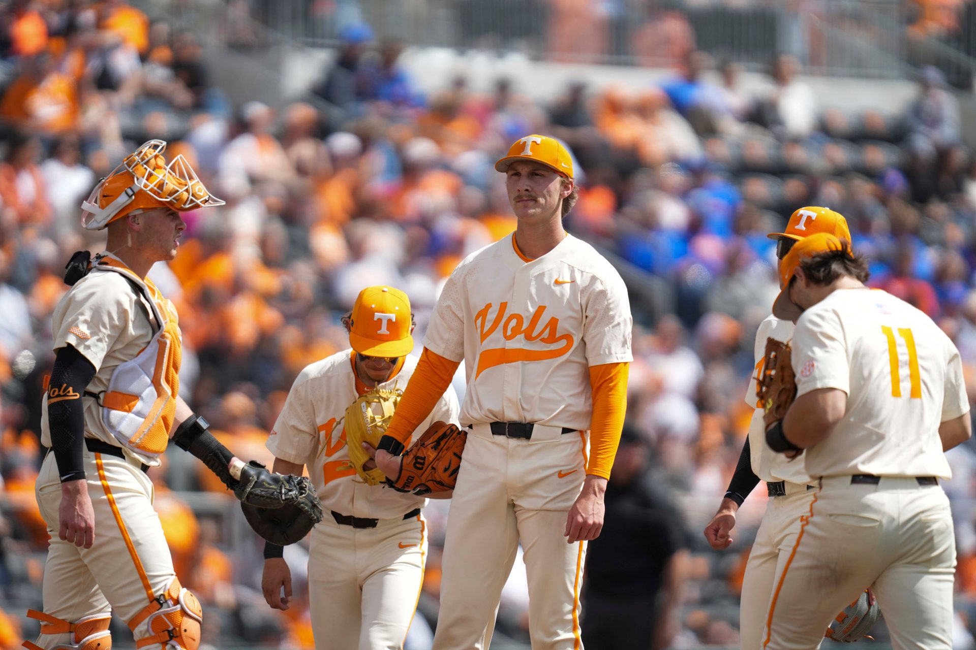 Tennessee pitcher Brandon Arvidson (25) makes a face his teammates come to the mound during a NCAA baseball game between the Tennessee Volunteers and Florida Gators at Lindsey Nelson Stadium in Knoxville, Tenn., on Sunday, March 16, 2025.