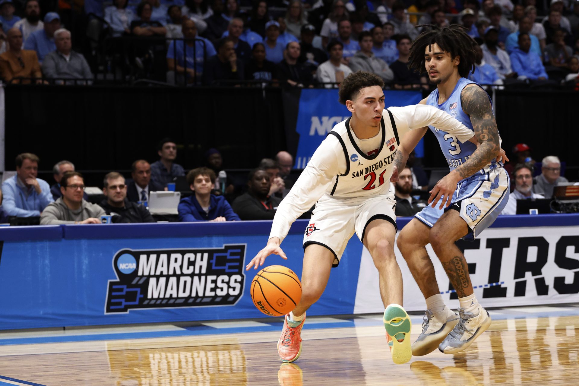 San Diego State Aztecs guard Miles Byrd (21) dribble the ball defended by North Carolina Tar Heels guard Elliot Cadeau (3) in the first half at UD Arena.