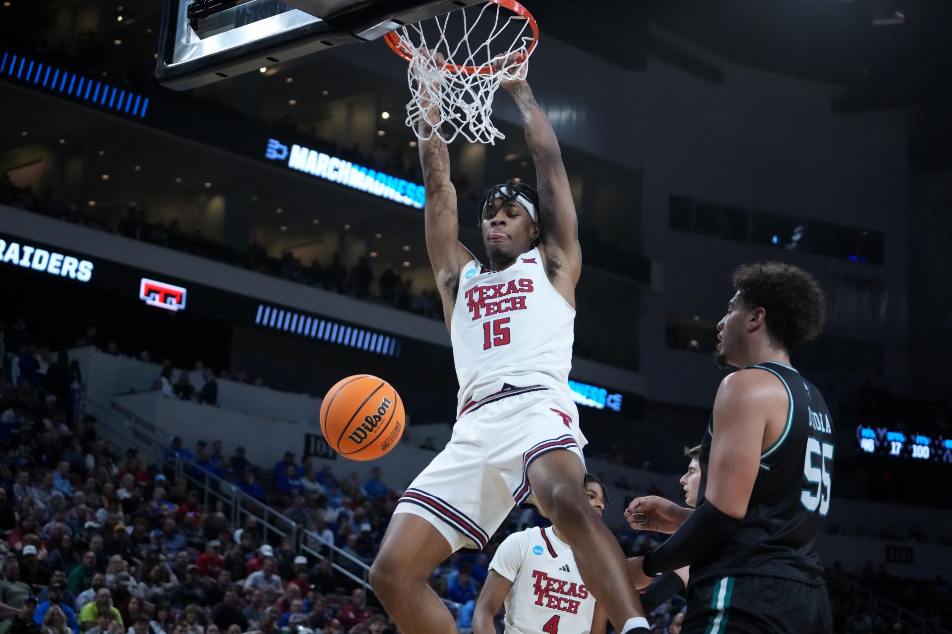 Texas Tech Red Raiders forward JT Toppin (15) dunks against North Carolina-Wilmington Seahawks forward Harlan Obioha (55) in the first half of a first round men’s NCAA Tournament game at Intrust Bank Arena.
