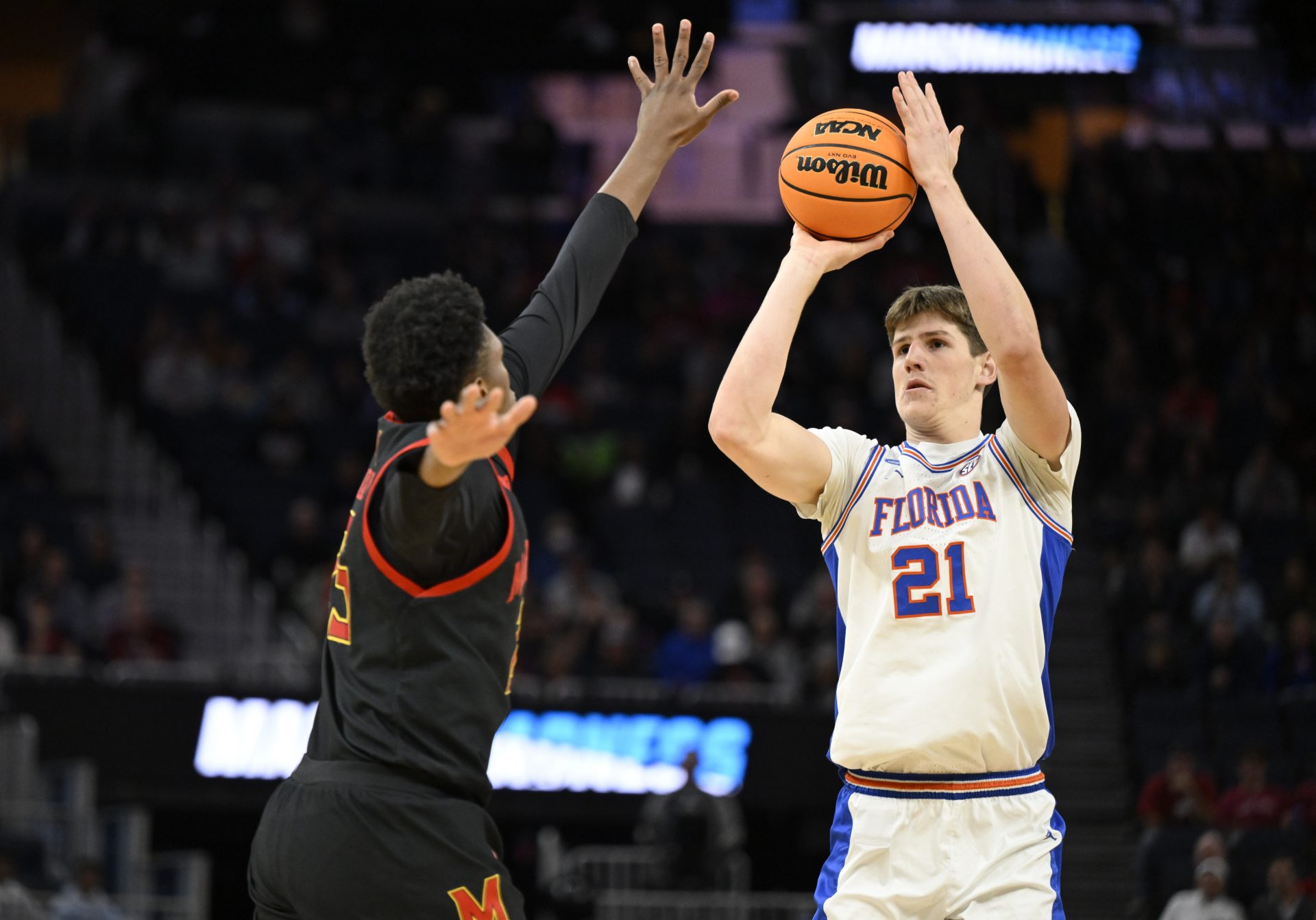 Florida Gators forward Alex Condon (21) shoots a three point basket past Maryland Terrapins center Derik Queen (25) during the first half during a West Regional semifinal of the 2025 NCAA tournament at Chase Center.