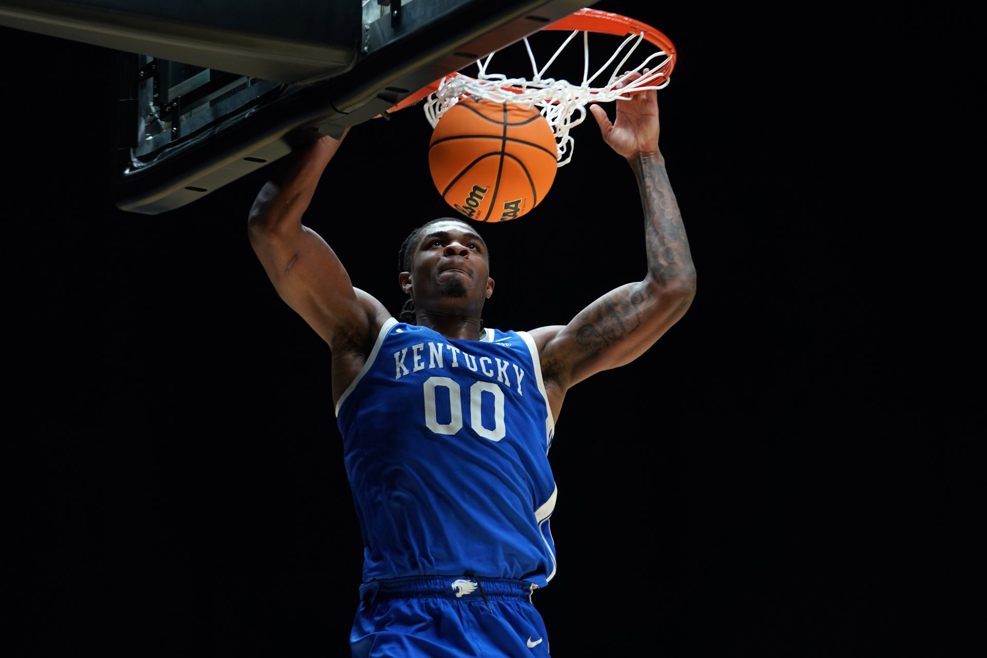 Kentucky Wildcats guard Otega Oweh (00) dunks the ball against the Tennessee Volunteers in the second half during a Midwest Regional semifinal of the 2025 NCAA tournament at Lucas Oil Stadium.