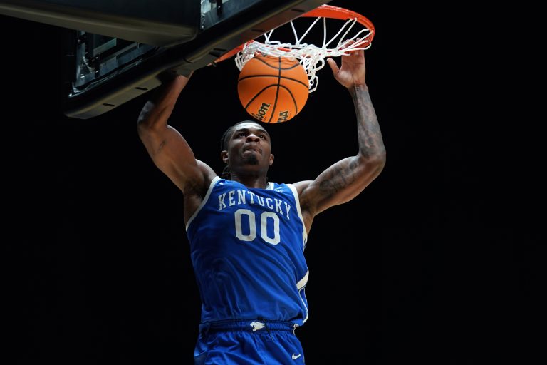 Kentucky Wildcats guard Otega Oweh (00) dunks the ball against the Tennessee Volunteers in the second half during a Midwest Regional semifinal of the 2025 NCAA tournament at Lucas Oil Stadium.