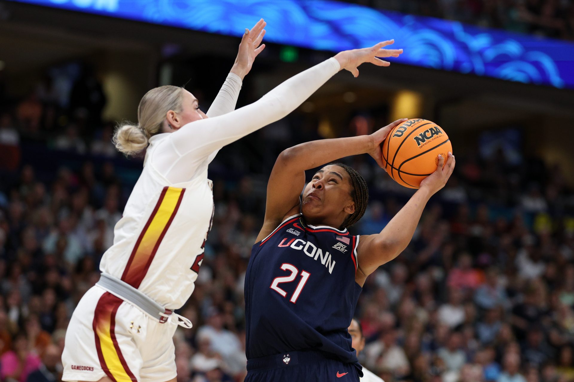 Connecticut Huskies forward Sarah Strong (21) shoots the ball against South Carolina Gamecocks forward Chloe Kitts (21) during the first half during the national championship of the women's 2025 NCAA tournament at Amalie Arena.