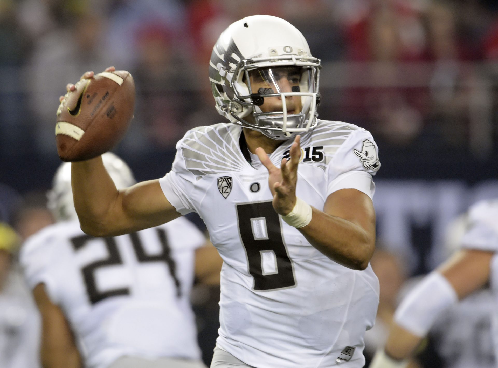 Oregon Ducks quarterback Marcus Mariota (8) looks to pass during the first quarter against the Ohio State Buckeyes in the 2015 CFP National Championship Game at AT&T Stadium.