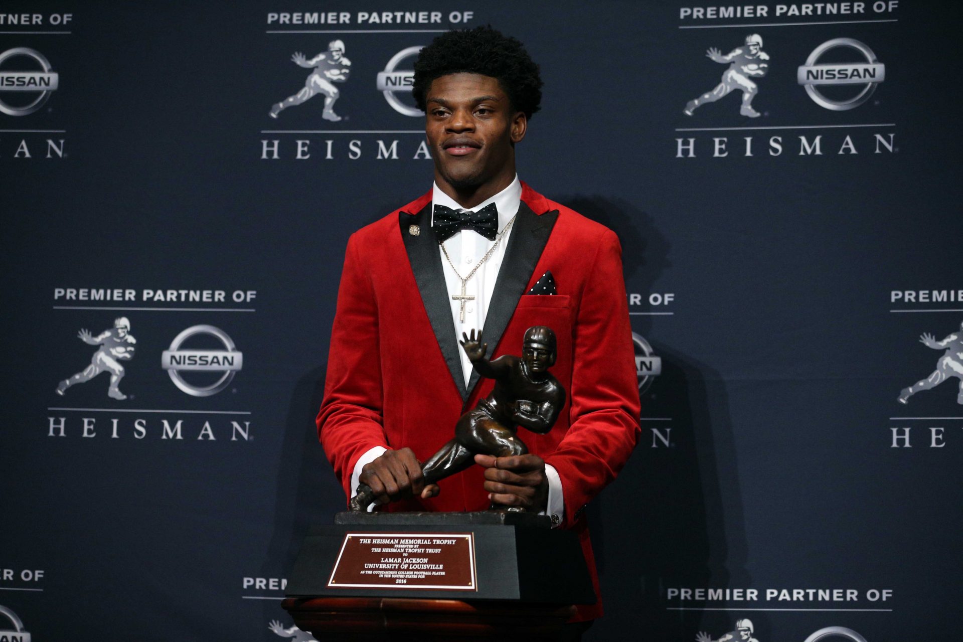 Louisville quarterback Lamar Jackson poses with the trophy during a press conference at the New York Marriott Marquis after winning the 2016 Heisman Trophy award during a presentation at the Playstation Theater.