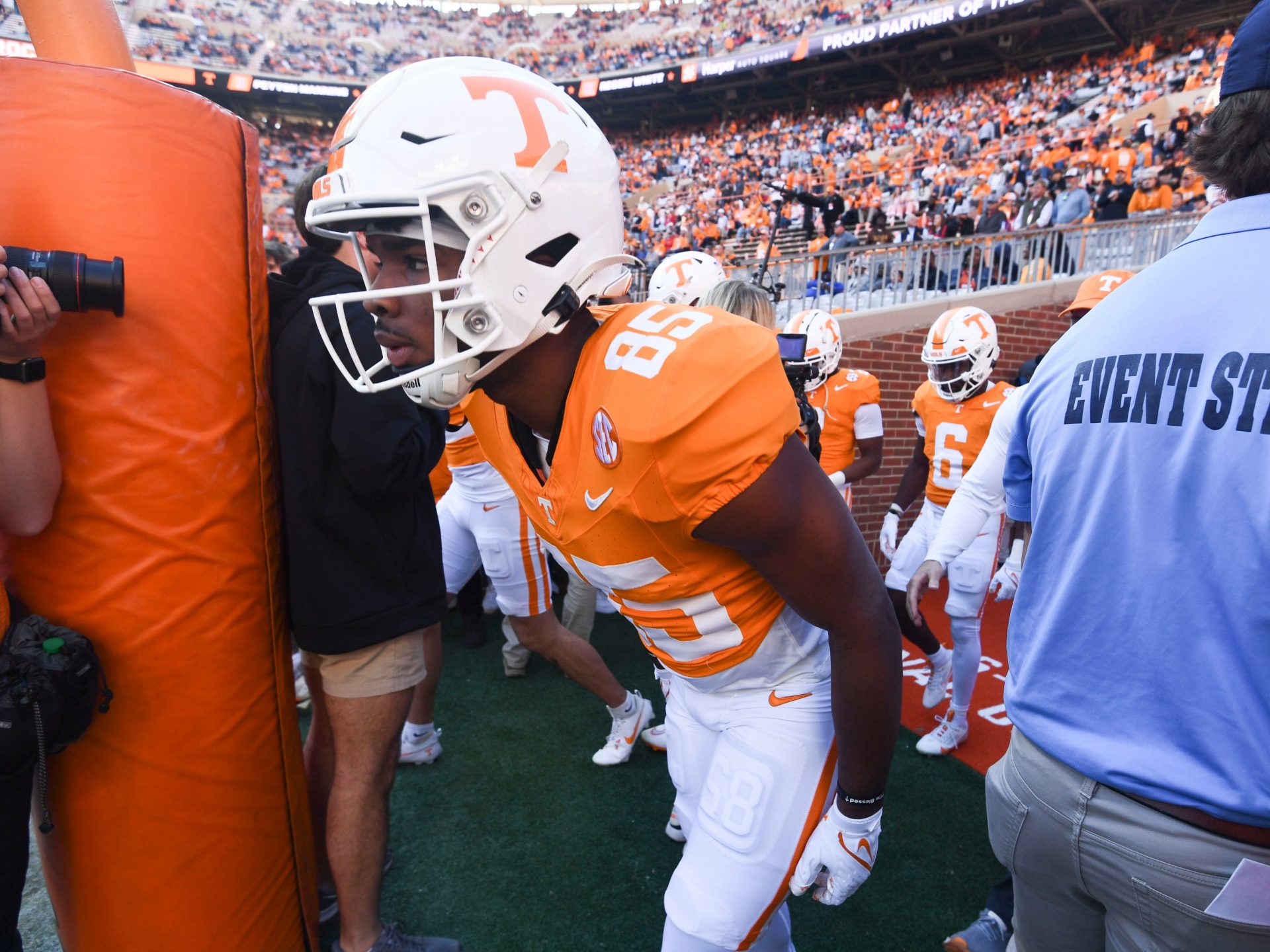 Tennessee wide receiver Nathan Leacock (85) walks onto the field for warm ups before the start of the NCAA college football game between Tennessee and Georgia on Saturday, November 18, 2023 in Knoxville, Tenn.