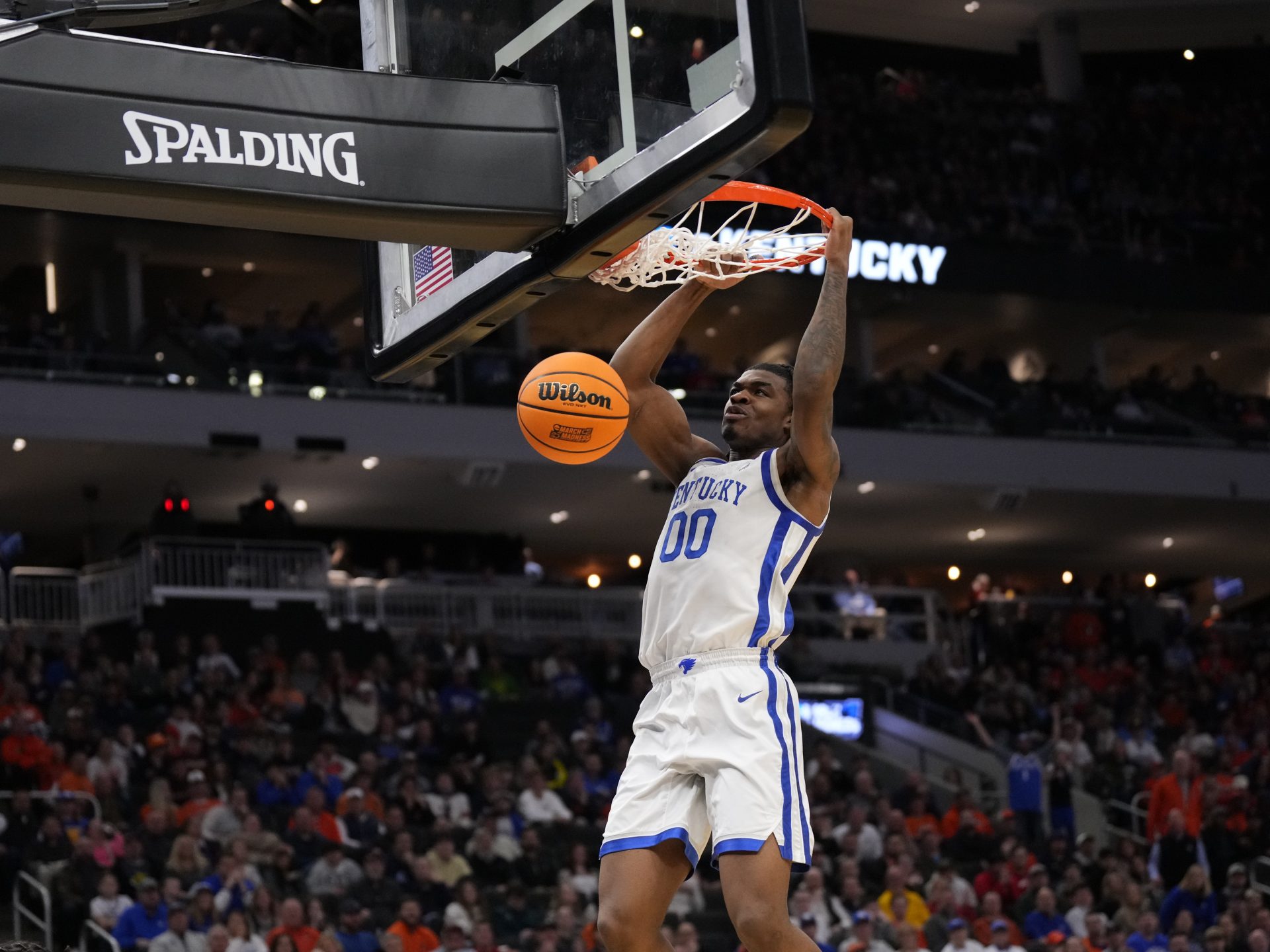Kentucky Wildcats guard Otega Oweh (00) dunks during the second half against the Troy Trojans at Fiserv Forum.