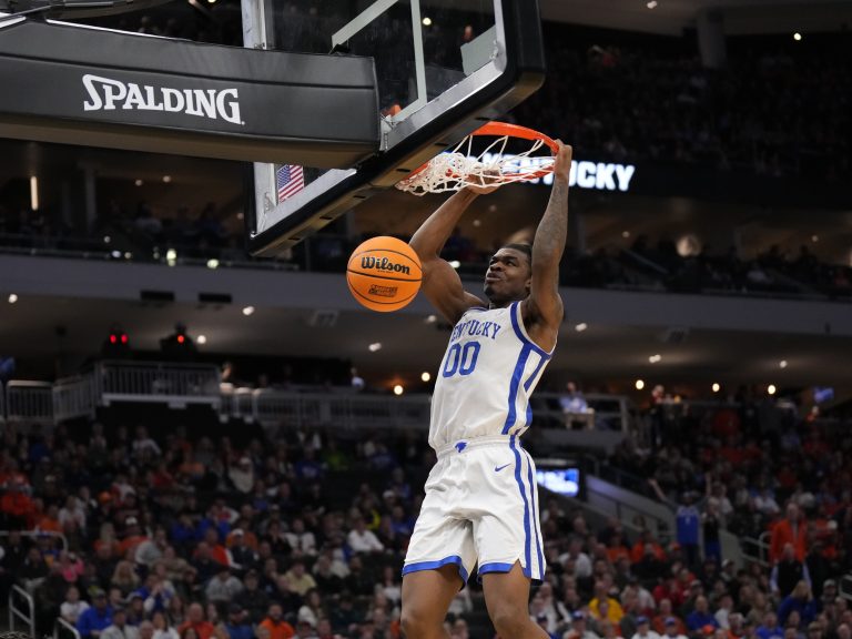Kentucky Wildcats guard Otega Oweh (00) dunks during the second half against the Troy Trojans at Fiserv Forum.