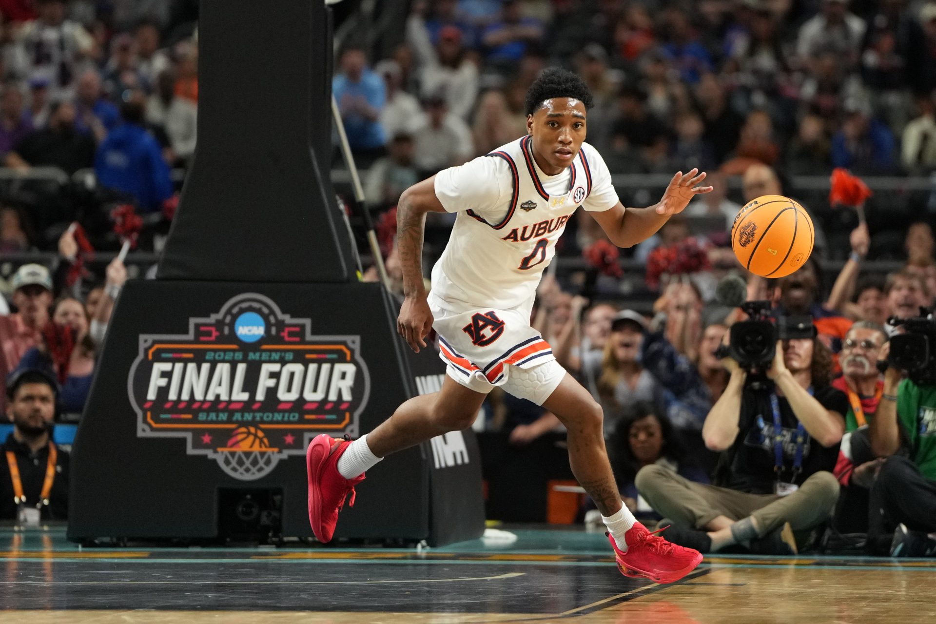 Auburn Tigers guard Tahaad Pettiford (0) drives to the basket against the Florida Gators during the first half in the semifinals of the men's Final Four of the 2025 NCAA Tournament at the Alamodome.