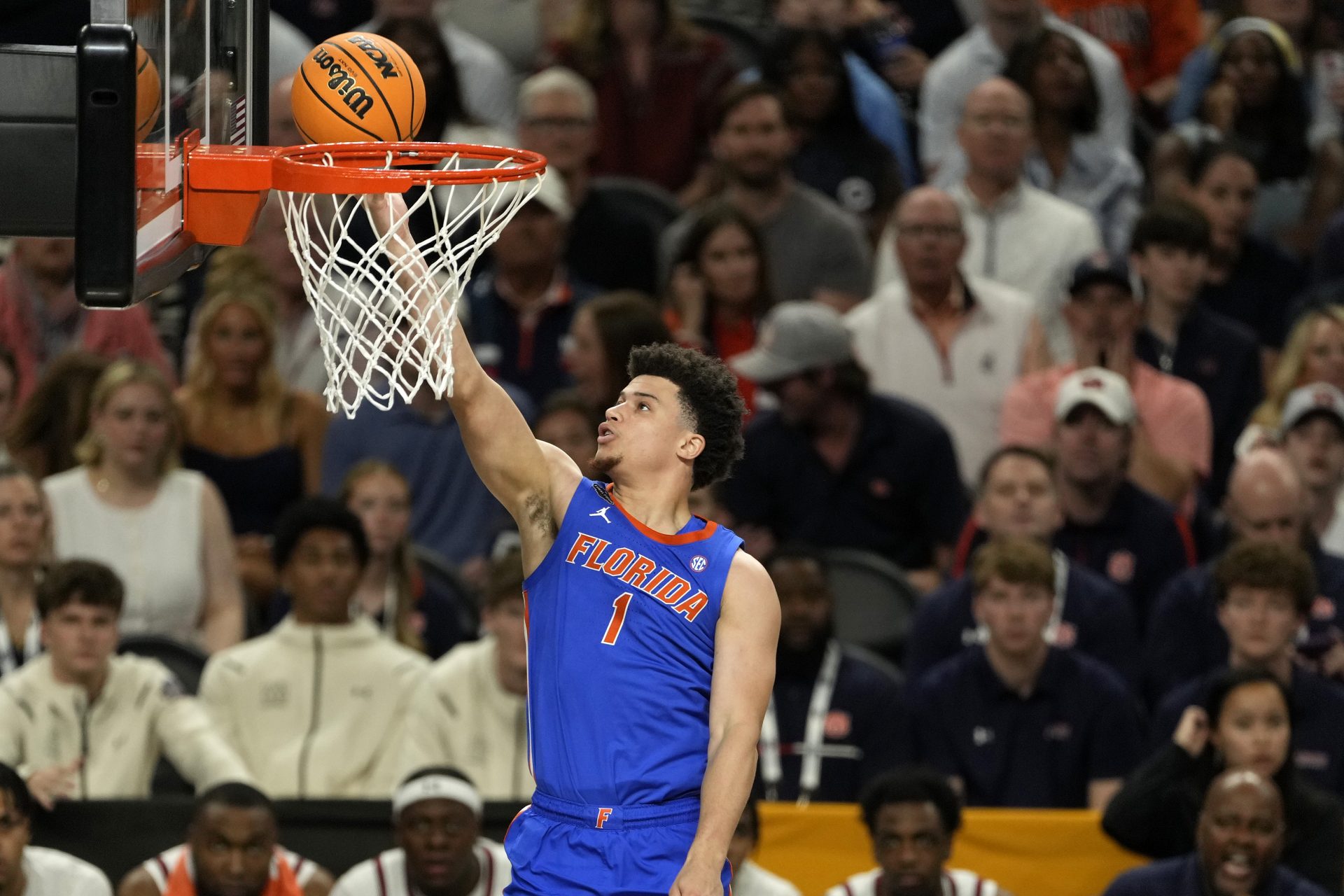 Florida Gators guard Walter Clayton Jr. (1) shoots the ball against the Auburn Tigers during the first half in the semifinals of the men's Final Four of the 2025 NCAA Tournament at Alamodome.