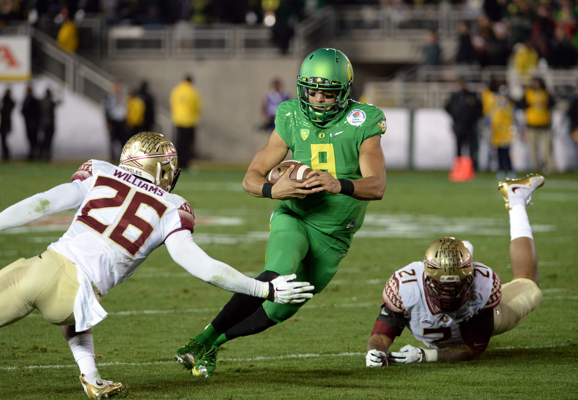 Oregon Ducks quarterback Marcus Mariota (8) runs against Florida State Seminoles defensive back P.J. Williams (26) in the 2015 Rose Bowl college football game at Rose Bowl.