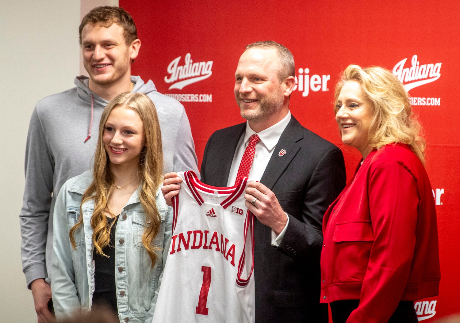 Indiana University men's basketball Head Coach Darian DeVries poses with his family, his son Tucker DeVries, left, his wife Ashley DeVries, right, and his daughter Tatum DeVries, front, at the introductory press conference at Simon Skjodt Assembly Hall on Wednesday, March 19, 2025.