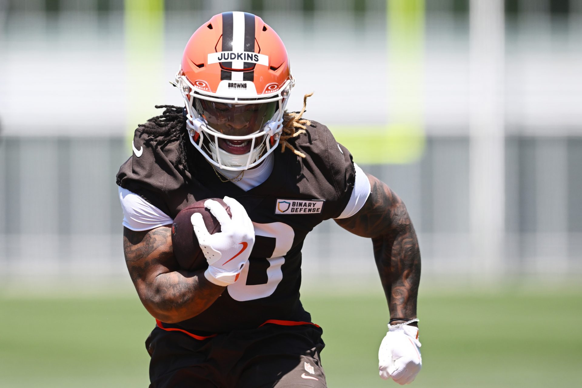 Cleveland Browns running back Quinshon Judkins (10) runs with the ball during rookie minicamp at CrossCountry Mortgage Campus.