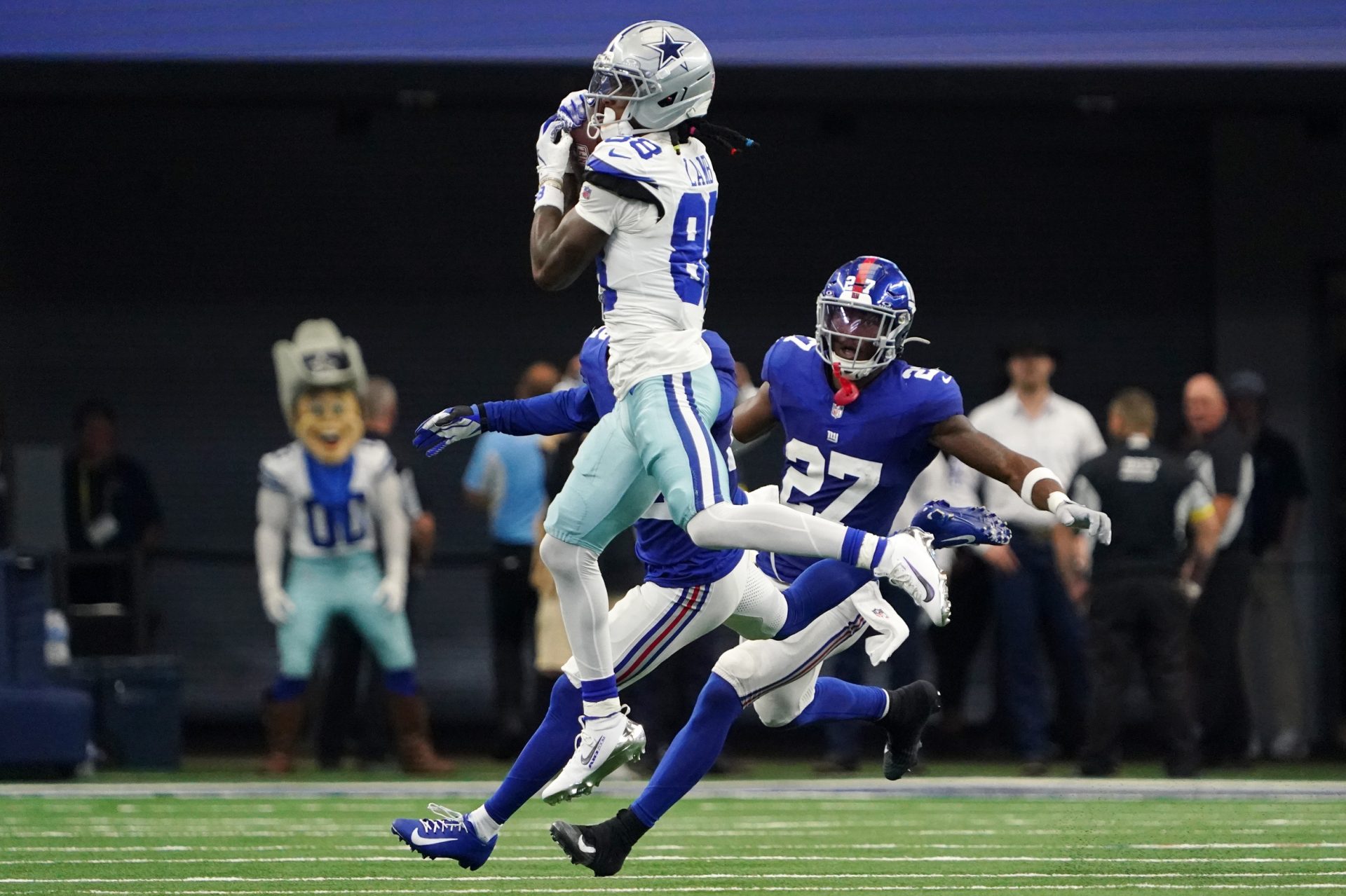 Dallas Cowboys wide receiver CeeDee Lamb (88) makes a catch against New York Giants safety Tyler Nubin (27) during the fourth quarter at AT&T Stadium.