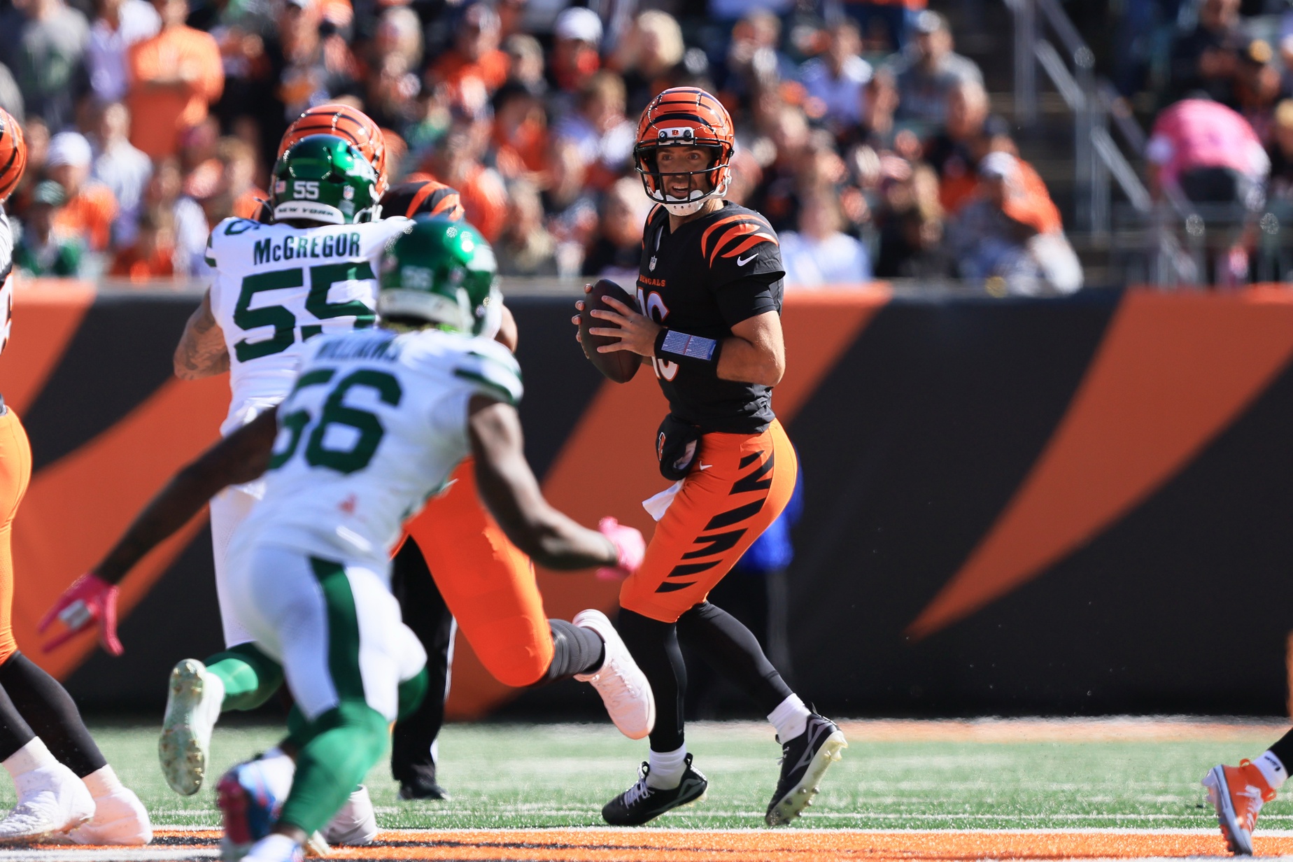 Cincinnati Bengals quarterback Joe Flacco (16) looks to pass the ball during the game against the New York Jets during the first quarter at Paycor Stadium.