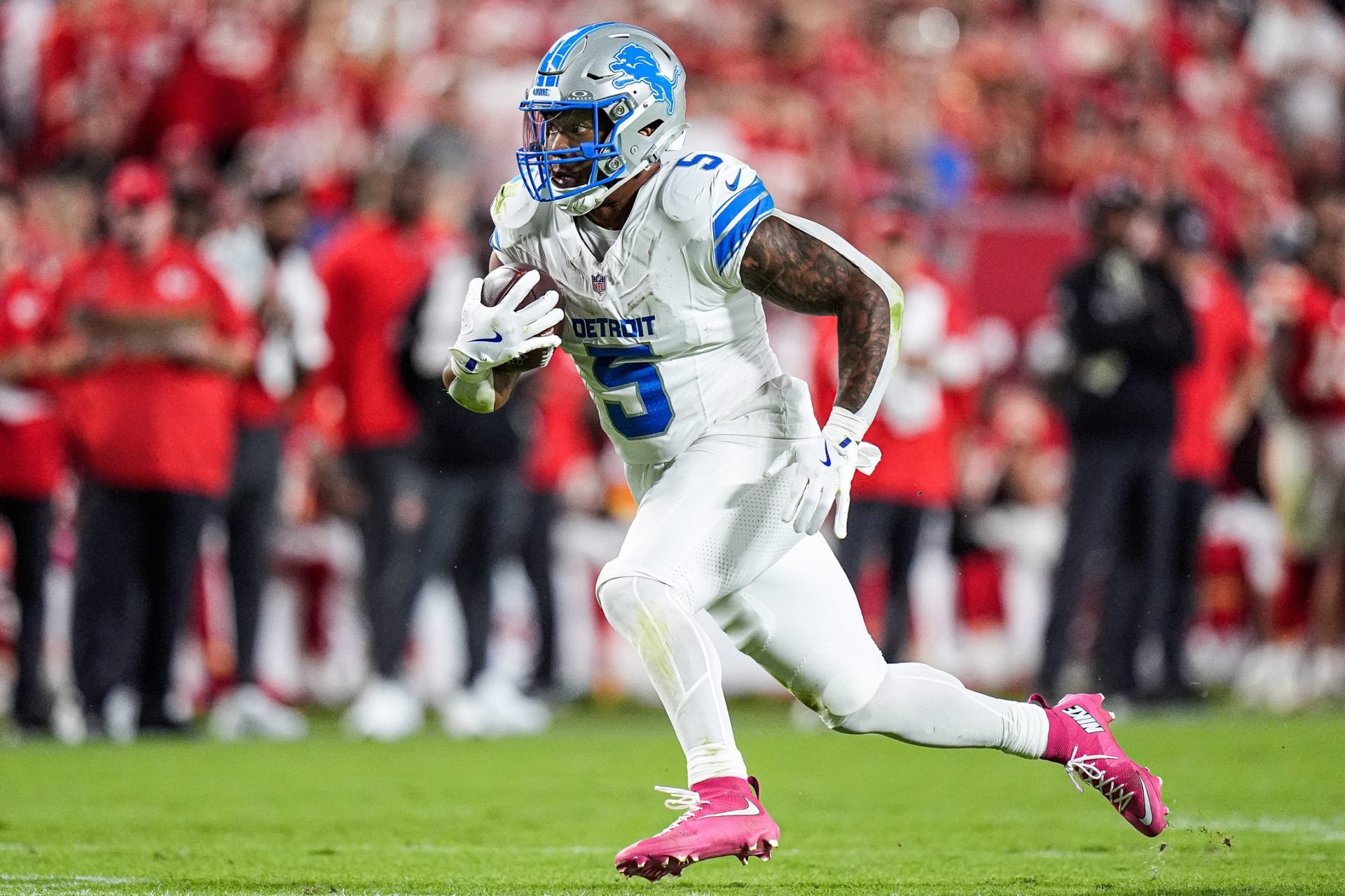 Detroit Lions running back David Montgomery (5) runs against Kansas City Chiefs during the second half at Arrowhead Stadium in Kansas City, Missouri on Sunday, Oct. 12, 2025.