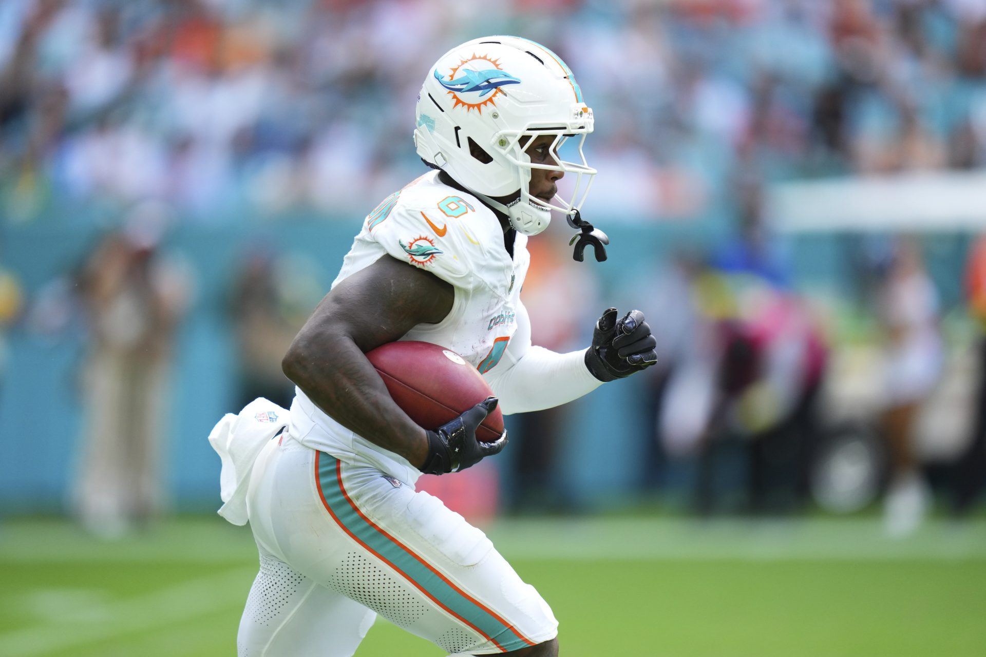 Miami Dolphins running back De'Von Achane (28) runs the ball against the Los Angeles Chargers during the fourth quarter at Hard Rock Stadium.