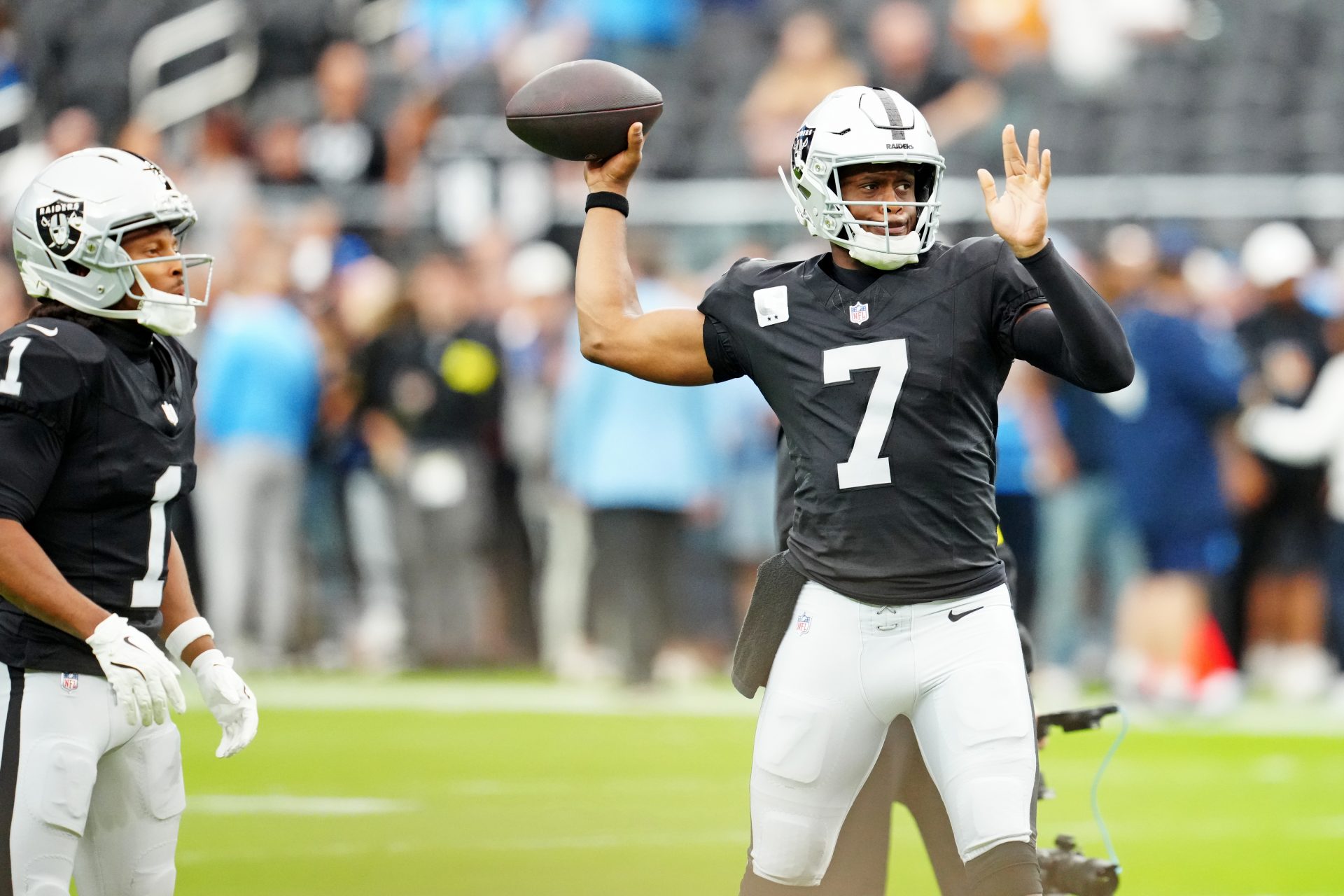 Las Vegas Raiders quarterback Geno Smith (7) warms up before the game against the Tennessee Titans at Allegiant Stadium.